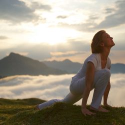 Eva-beim-yoga-in-der-Vorbeuge