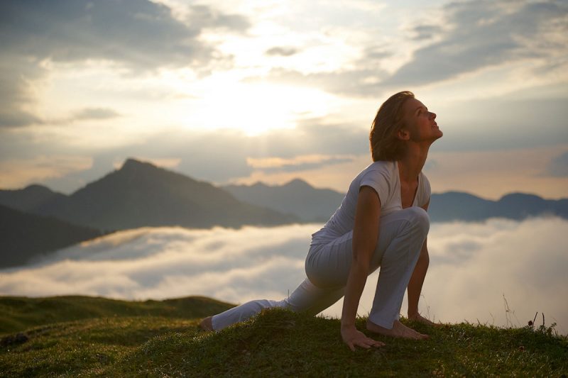 Eva-beim-yoga-in-der-Vorbeuge